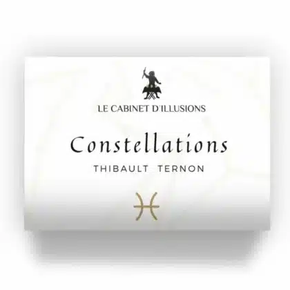 Une carte blanche comporte « Le Cabinet d'Illusions » en haut, une silhouette de cheval, « Constellations » au centre, « Thibault Ternon » en dessous et un symbole Poissons en bas.