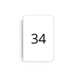 Une carte rectangulaire du Jeu pour Carta Incognita, blanche aux coins arrondis et portant le numéro noir « 34 » en son centre, projette une ombre subtile vers la gauche sur un fond blanc uni.